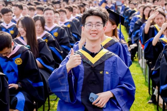 北京航空航天大学毕业证书什么颜色